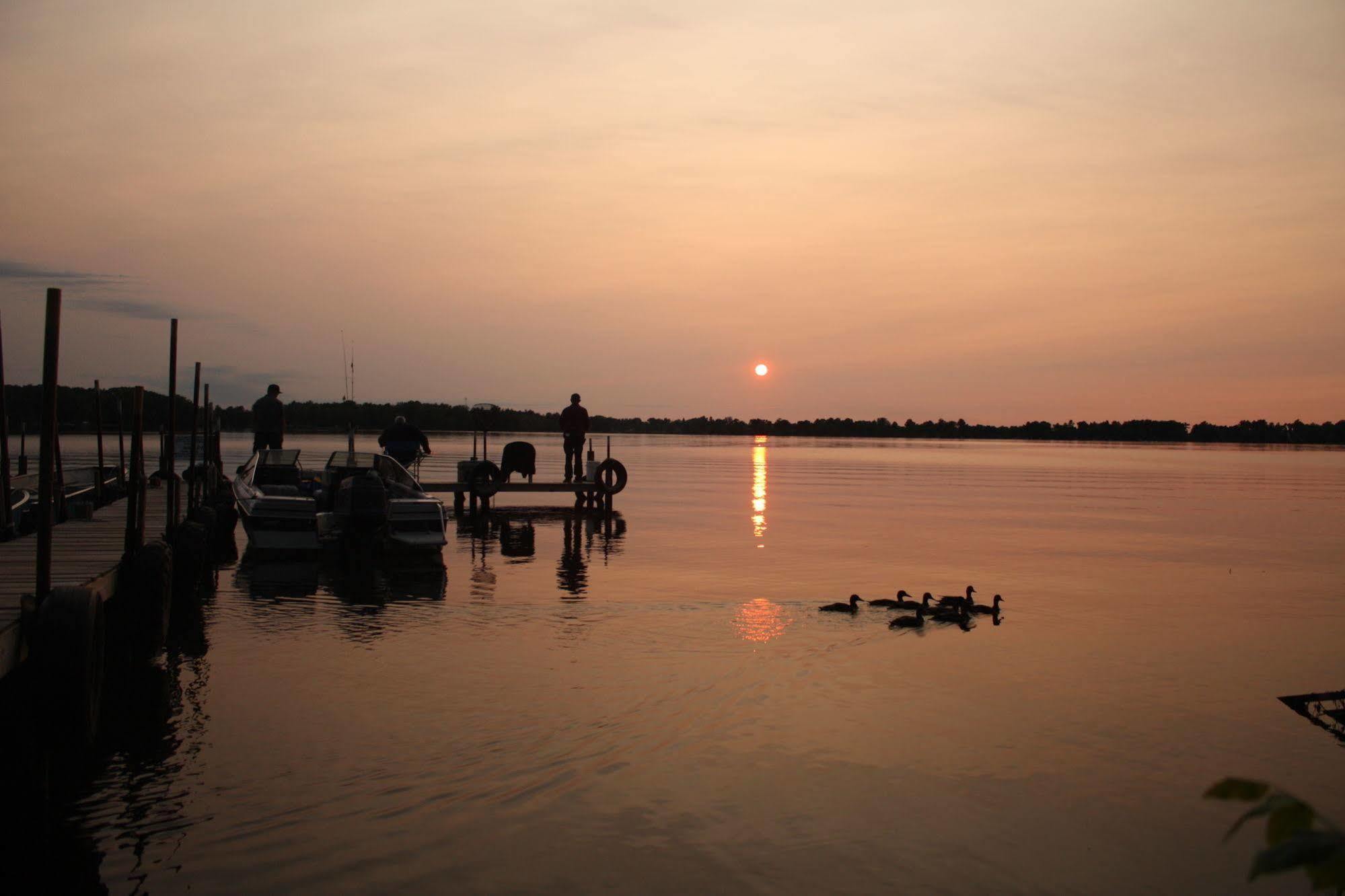 Lake Dalrymple Resort Lagoon City エクステリア 写真